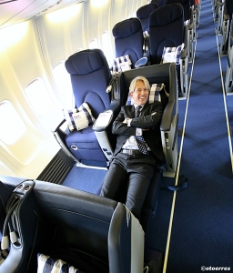 SAS-direktør Eivind Roald "prøvesitter"  liggestolene ombord i PrivatAirs Boeing 737-700 (foto: ©otoerres)