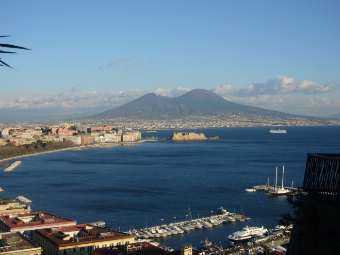 Napoli med vulkanen Vesuv i bakgrunnen (foto: Luciano)