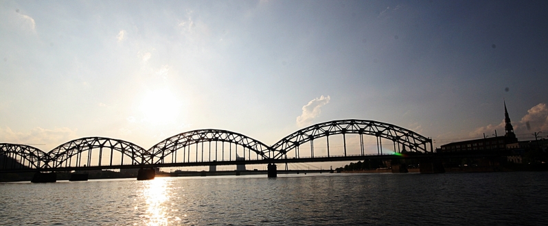 Jernbanebroen over elven Daugava som renner igjennom Riga  (©otoerres)
