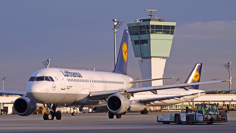 Lufthansa-streikene  ser ut til å holde "søndagsfri". Det var  lørdag formiddag ikke meldt om nye aksjoner. De varsles som regel dagen før . Bildet viser et av selskapets Airbus A 320 på flyplassen i München (Foto: FMG) 