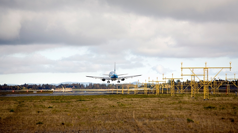 Et fly fra KLM lander ved Oslo Lufthavn. (Foto: Oslo Lufthavn AS)