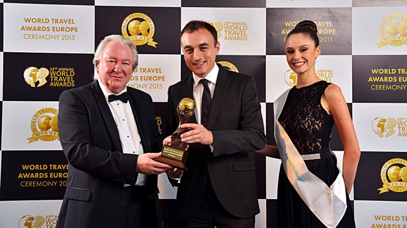 Alfons Claver, Norwegian’s Institutional Relations Manager in Spain, accepted the award at the Grand Tour of World Travel Awards Gala ceremony at the Forte Village resort of Sardinia (Italy). To the left: Graham Cooke, World Travel Awards President